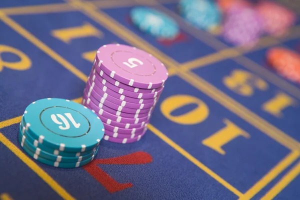 Live dealer Texas Hold'em Bonus table showing community cards and betting interface